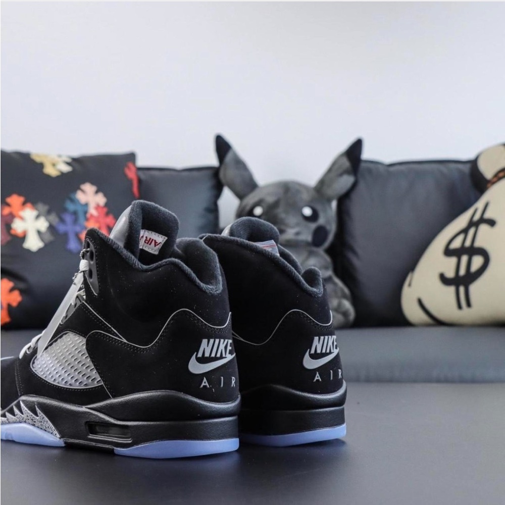 Jordan 5 Metallic Reimagined - Picture 2 of 5